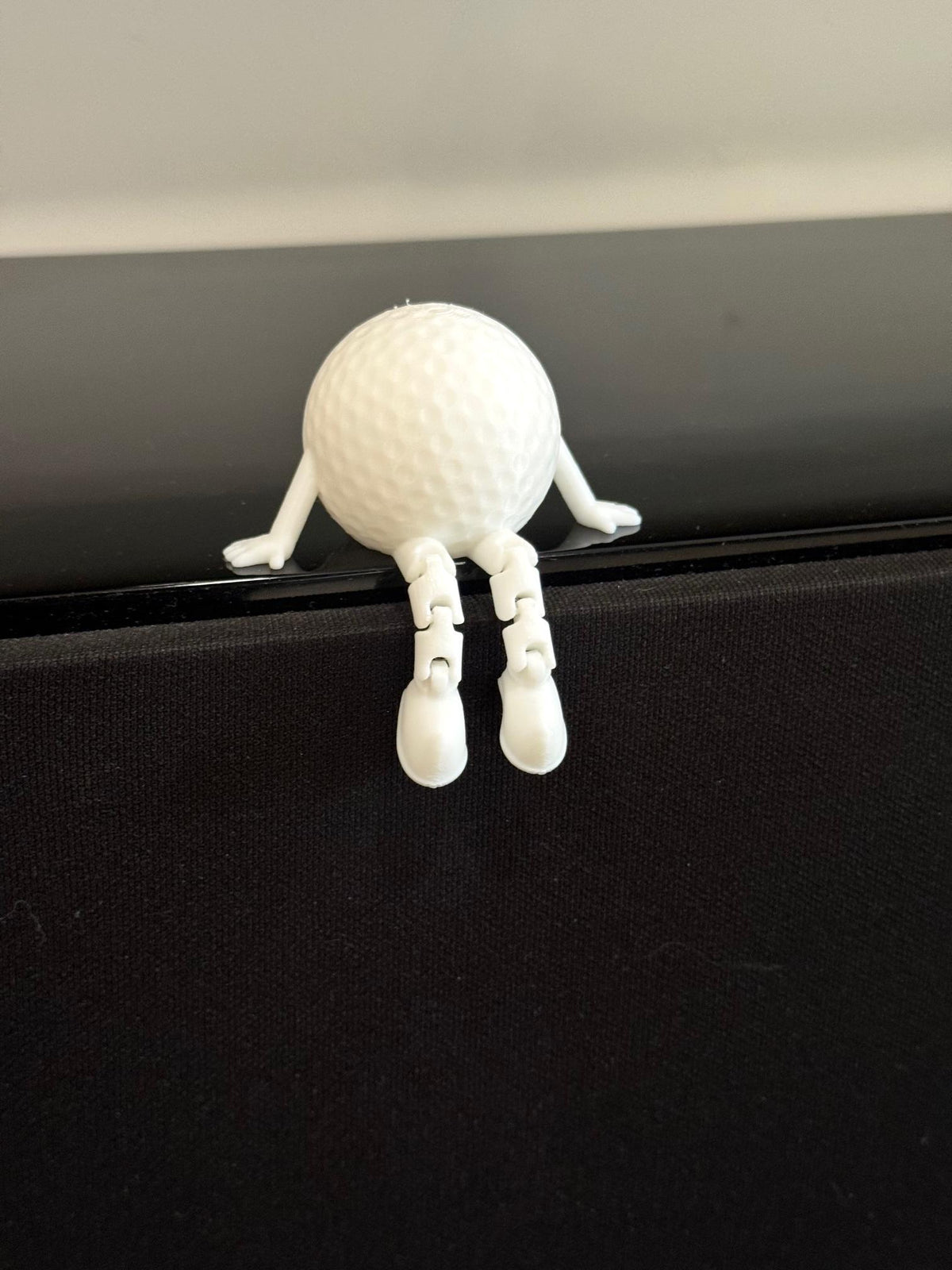 3D Printed Golf Ball Desk Toy: Flexible Leg Shelf Decor